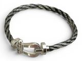 bracelet en cuir avec fermoir en argent sur fond blanc