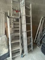Un ensemble de cinq échelles dont 4 coulissantes et une éche… (photo 2)
