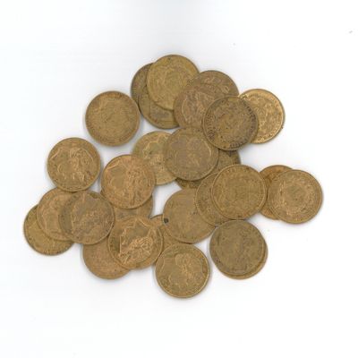 une pile de vieilles pièces de monnaie sur une surface blanche