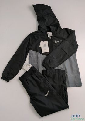 La veste et le pantalon Nike sont tous deux noirs et gris.