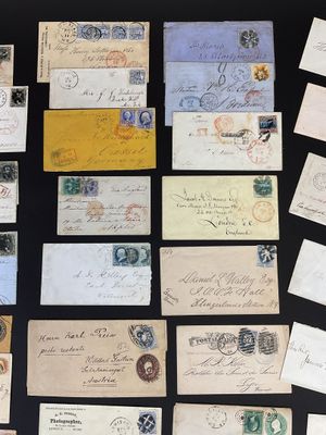 certaines vieilles lettres et enveloppes sont sur une surface noire
