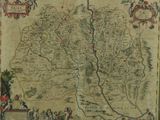une vieille carte d'une ville traversée par une rivière
