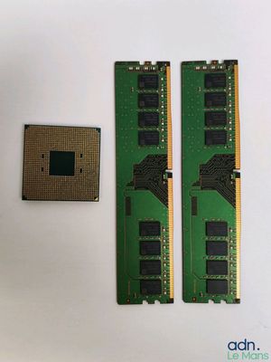 deux barrettes de mémoire RAM posées l'une à côté de l'autre sur une table