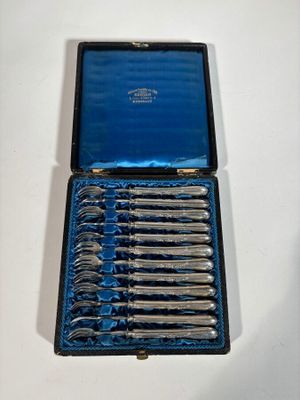 beaucoup d'argenterie dans un coffret sur une table