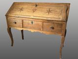 un petit bureau en bois avec un tiroir