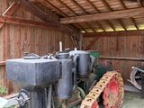 un tracteur garé à l'intérieur d'une grange