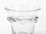 un petit vase en verre muni d'une anse