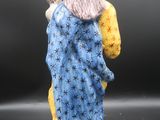 une image représentant une figurine d'un homme portant une couronne sur la tête