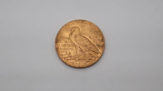 Une pièce de monnaie en or à valeur faciale de cinq dollars USA t...
