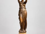 statue en bronze représentant une femme tenant un vase, posée sur un socle
