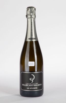 une image d'une bouteille de champagne sur fond blanc