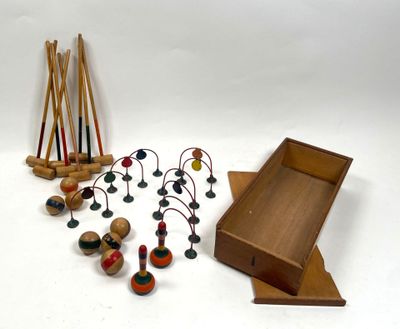 beaucoup de jouets en bois posés sur une table