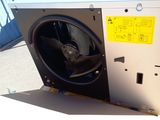 un ventilateur posé sur une boîte