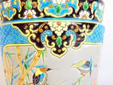 un vase orné d'un motif d'oiseau, posé sur une table