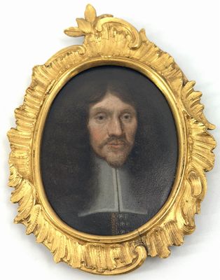 portrait d'un homme dans un cadre doré, portant un col blanc