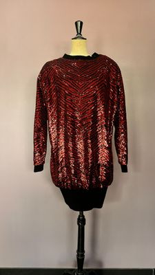 un haut rouge à paillettes sur un mannequin, un mannequin, un mannequin, un mannequin, un mannequin, un mannequin, un mannequin, un mannequin