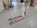 une photo d'un cariste dans un entrepôt