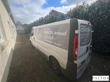 une camionnette garée devant une maison