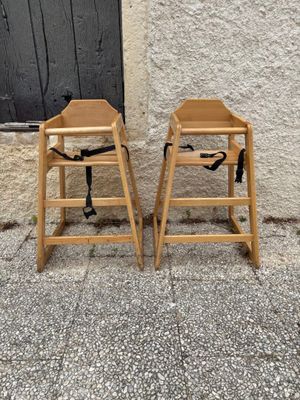 deux chaises en bois placées l'une à côté de l'autre sur le trottoir