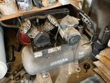 un petit compresseur d'air posé sur une étagère dans une pièce
