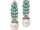 une paire de boucles d'oreilles en émeraude et perles