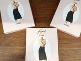 trois boîtes sur une table, sur lesquelles figure l'image d'une femme