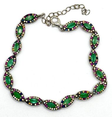 un gros plan d'un bracelet vert et violet sur fond blanc