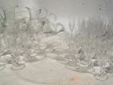 un grand nombre de verres posés sur une table