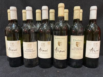 six bouteilles de vin sont alignées sur une table