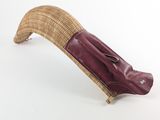 une photo d'un banc en bois avec une assise en cuir