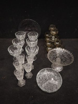 beaucoup d'objets en verre qui se trouvent sur la table