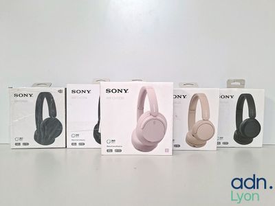Quatre casques Sony sont alignés sur une table