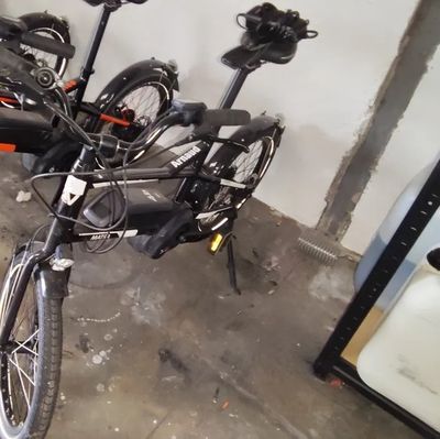 de nombreux vélos garés dans un garage