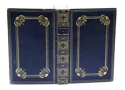 un livre bleu aux tranches dorées et aux bordures ornées