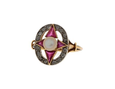 un gros plan d'une bague ornée d'une perle et de diamants noirs