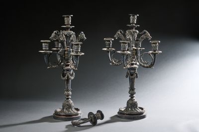une paire de chandeliers anciens en argent sur fond noir