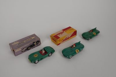 quatre petites voitures qui sont alignées les unes à côté des autres