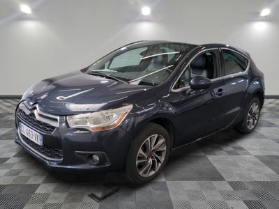 la voiture bleue est garée dans le garage sur un sol en damier