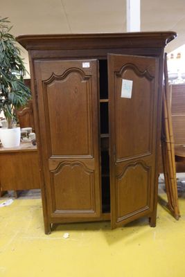 une armoire en bois au milieu d'une pièce