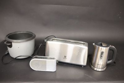 Lot d'électroménager comprenant un micro-ondes WHIRLPOOL, un…