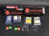 une boîte de cartes Pokémon et quelques dés