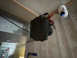 une télévision accrochée au mur dans la pièce