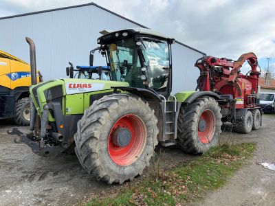 un tracteur garé devant un bâtiment