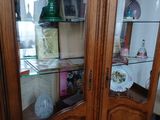 un meuble en bois avec une porte en verre dans une pièce