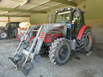 un tracteur garé dans un garage