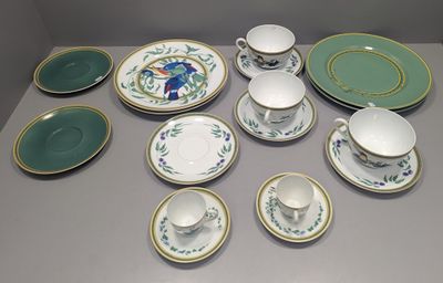 de nombreux types de tasses à thé et de soucoupes sur la table