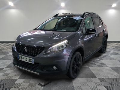 la voiture grise est garée sur un sol en damier dans le garage