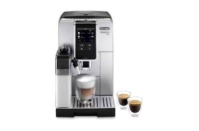 une machine à café argentée posée à côté d'une tasse de café