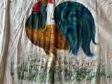 un t-shirt blanc avec l'image d'un coq