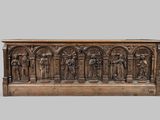 un grand panneau en bois sculpté orné de personnages